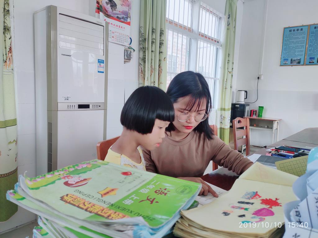 朱凤珍党员同志在辅导实习班级的学困生