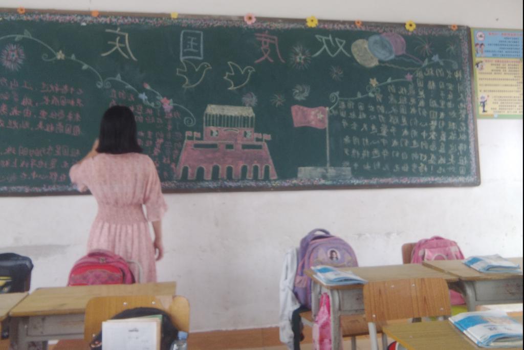 于茜茜党员同志在帮助低年级班级出黑板报
