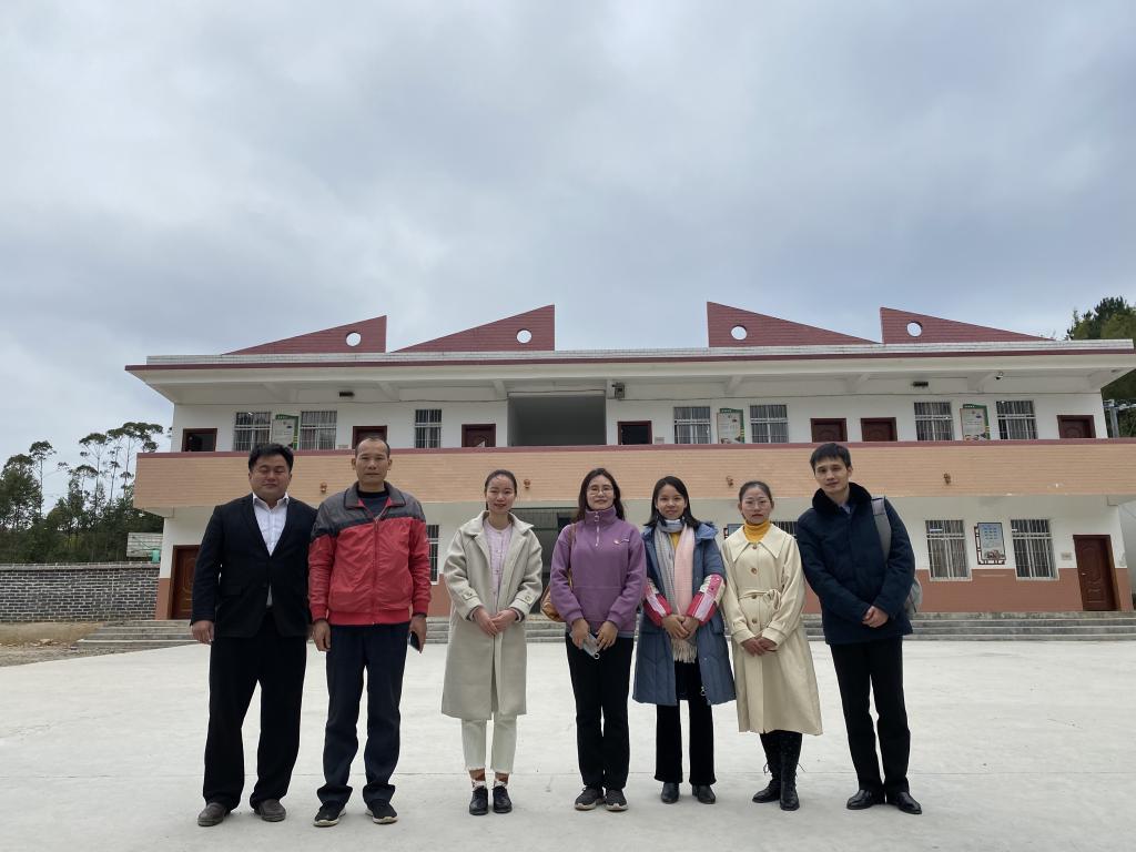 公司领导与樟村第一书记、樟村小学领导、实习员工合影