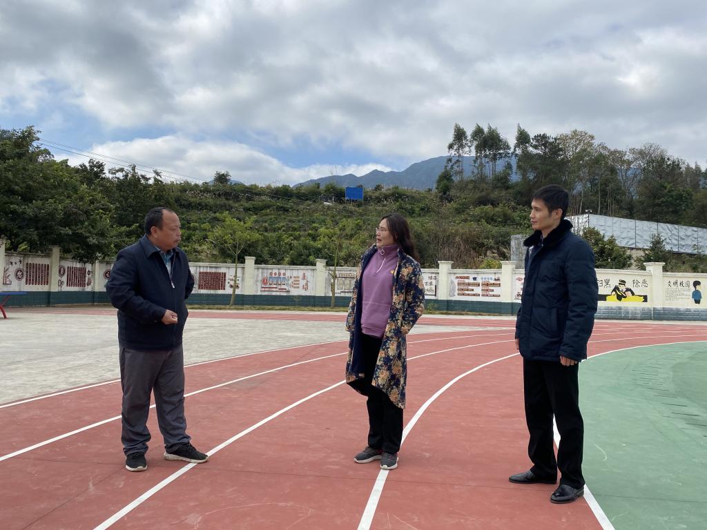 王经理向平田村小学董事长了解实习情况