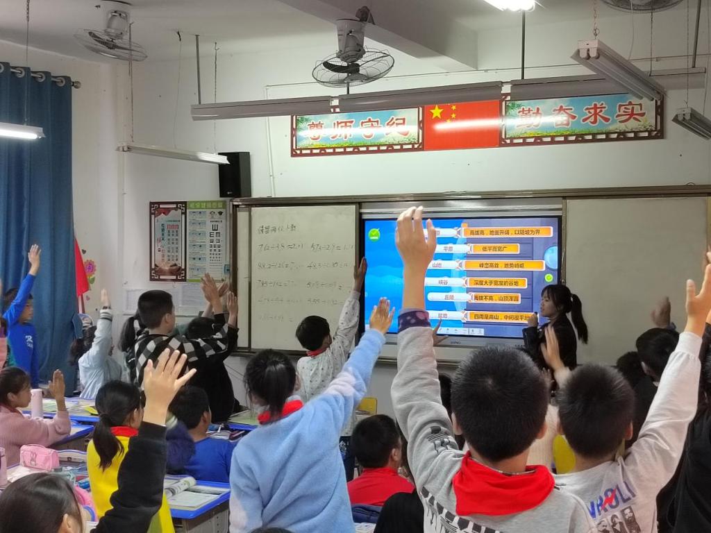 实习生劳媚给五年级员工上科学课