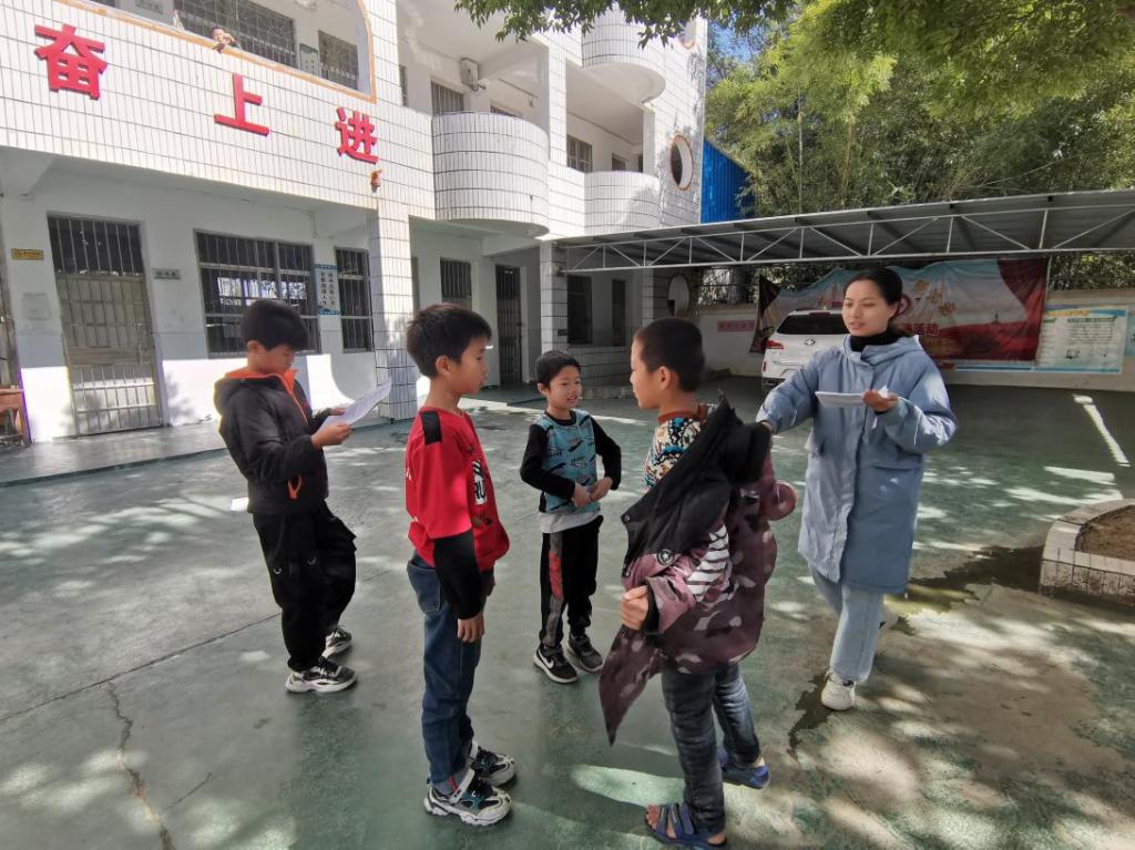 支教老师与员工排练元旦节目
