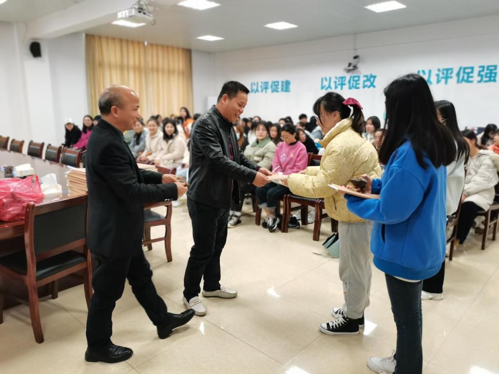 陈家群书记、蒲日材经理亲自为考研员工壮行