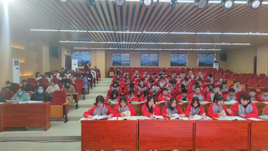 图 2 实习生杨炜代表实习组进行汇报课2