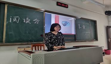 图一 老师给同学们分享书籍